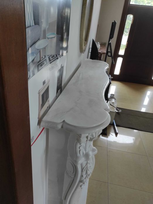 Portal kominkowy P33W biały marmur bogato zdobiony montaż