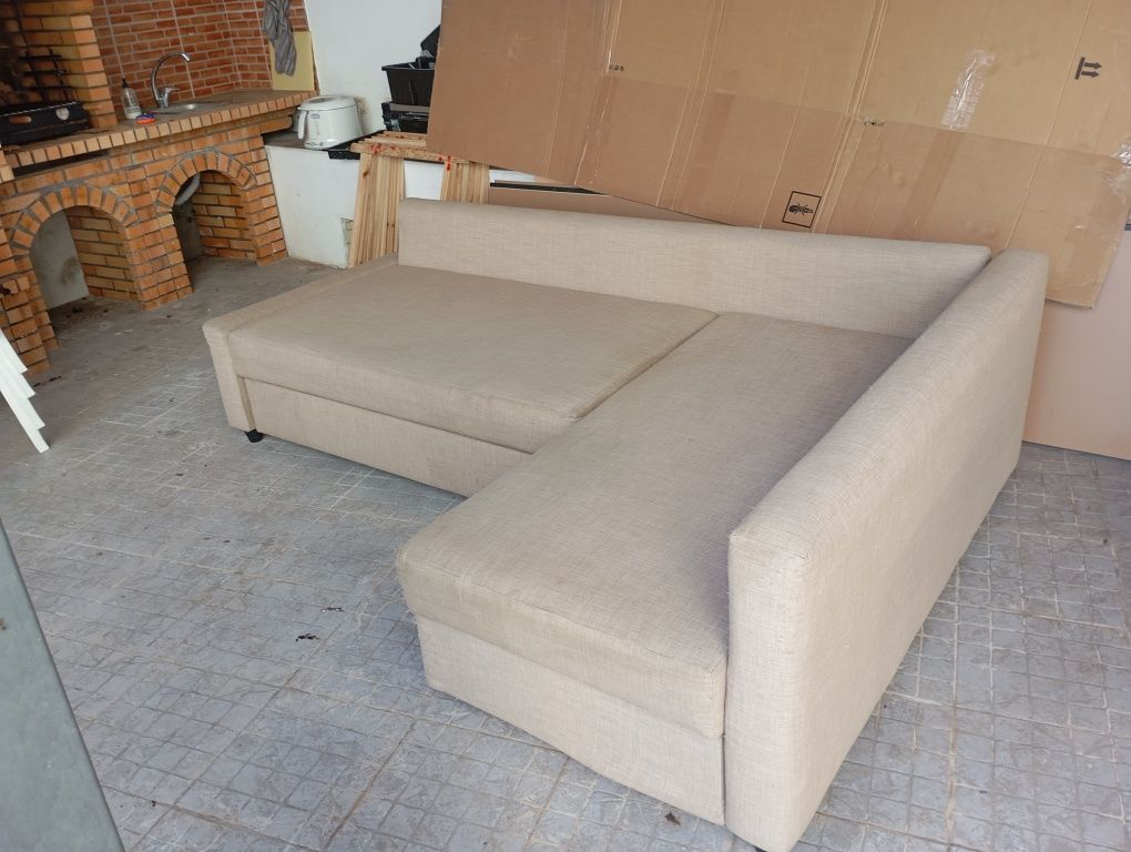 Sofá com chaise longue , baú e que se transforma em cama.