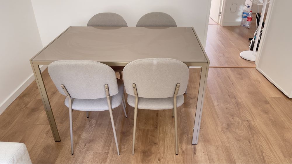 Mesa com tampão vidro + 4 cadeiras