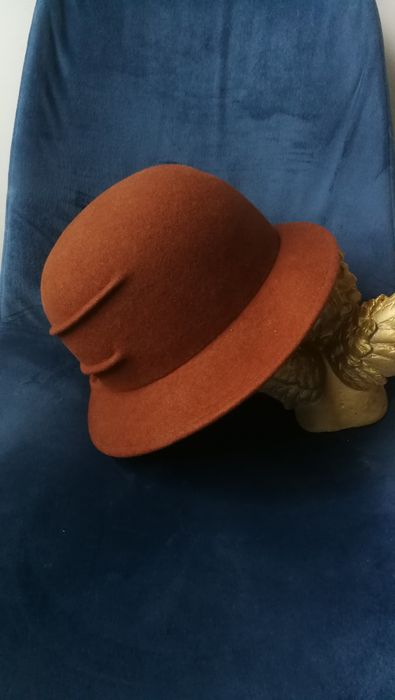 Efektowny kapelusz w kolorze czekoladowego brązu na jesień