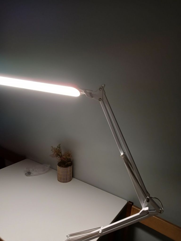 Lampką LED do biurka
