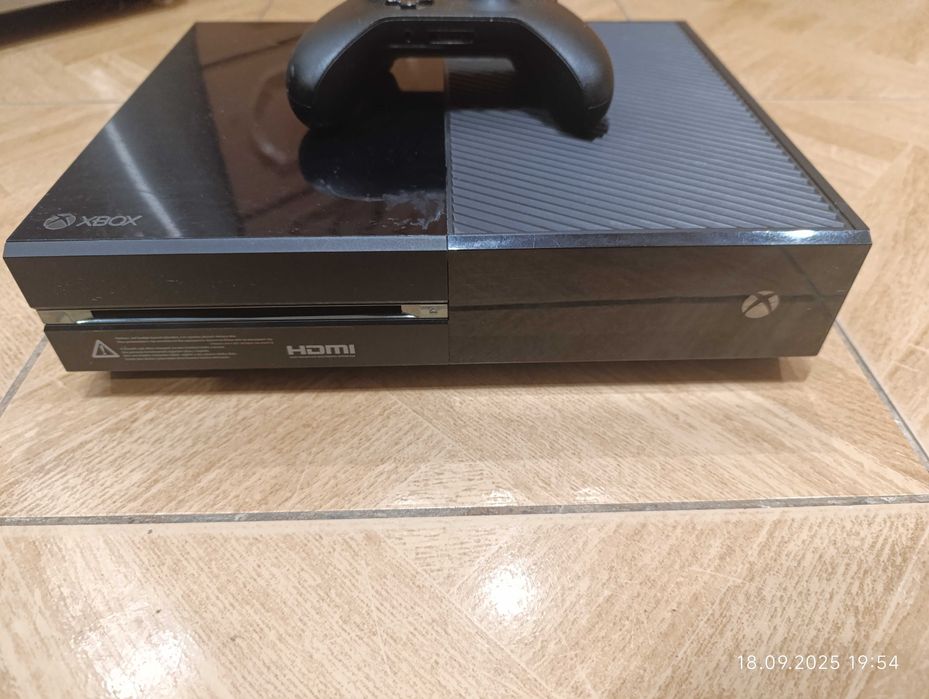 Konsola XBOX ONE 500GB + pad bezprzewodowy + zasilacz + Minecraft