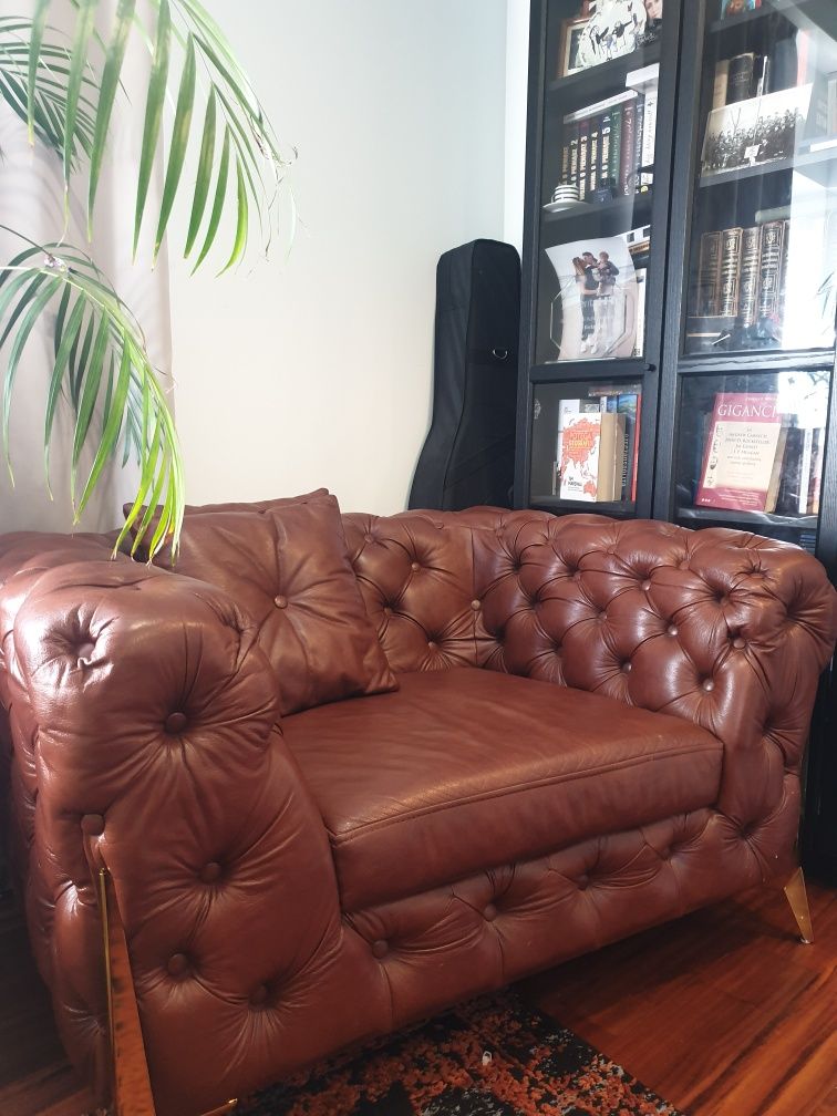 Fotel Chesterfield skóra skórzany złote nóżki glamour gabinet