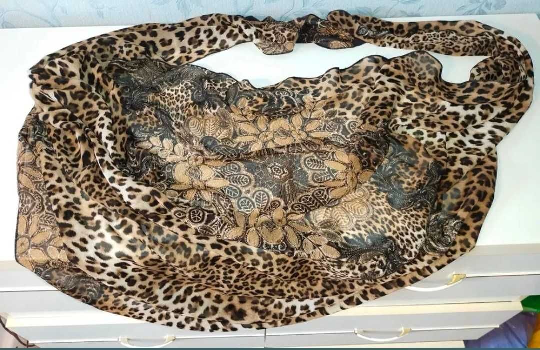 Шифонова хустка, велика у формі косинки, леопардова.