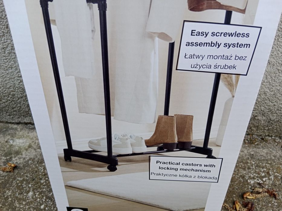 Wieszak na ubrania z kółkami