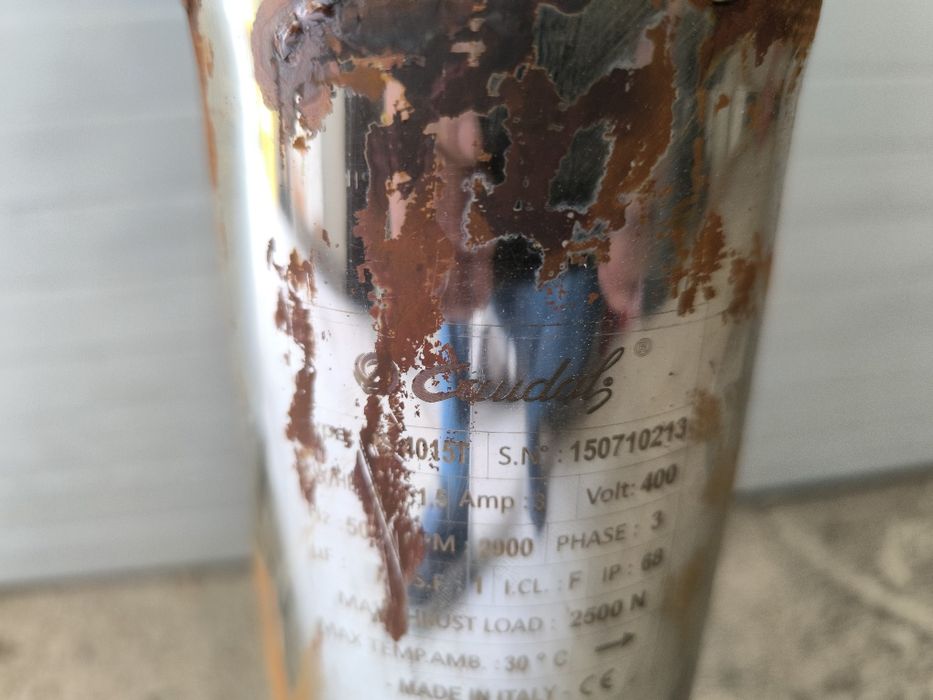 Bomba de furo trifasica