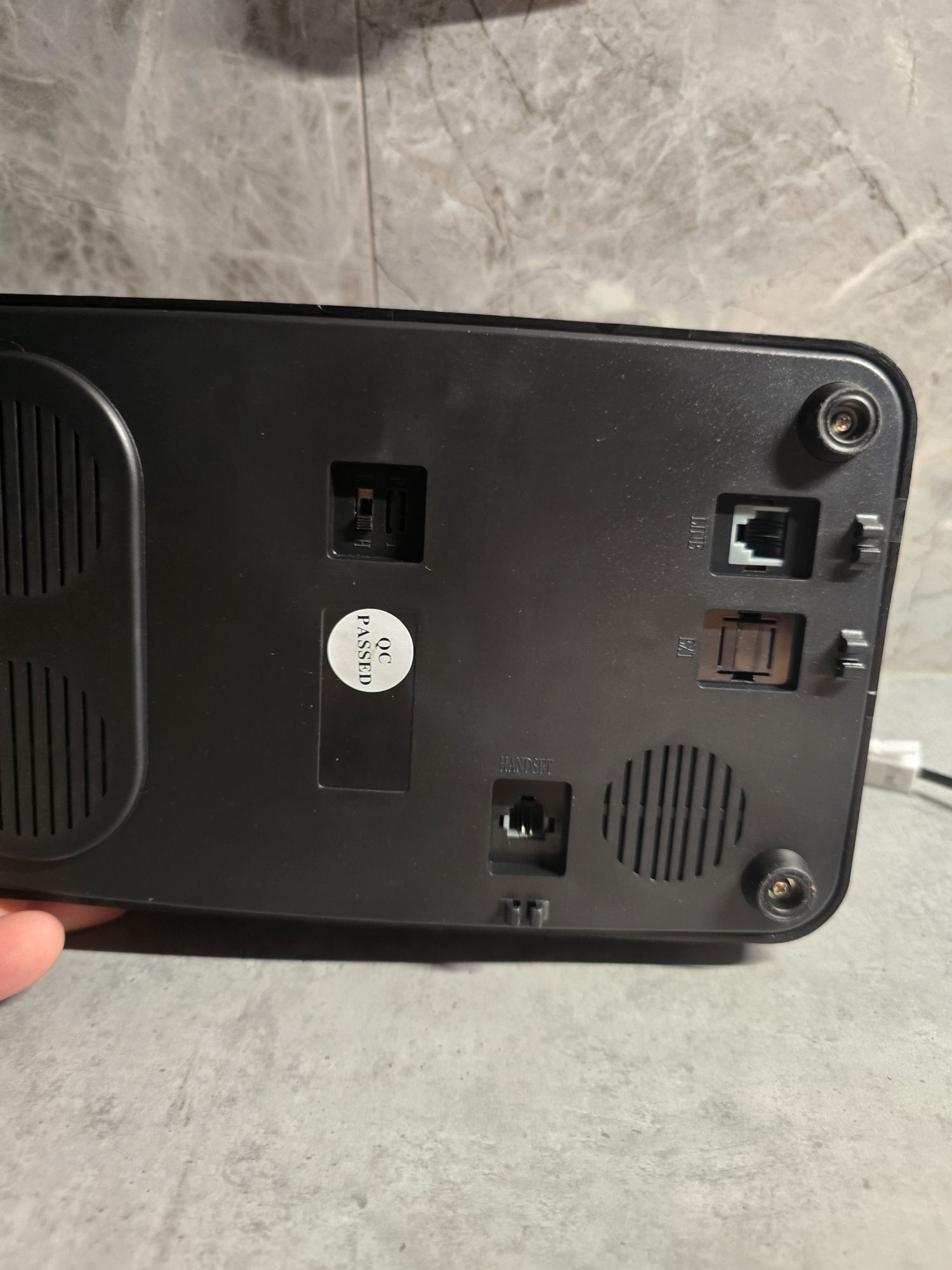 Telefon stacjonarny z złączami bez słuchawki