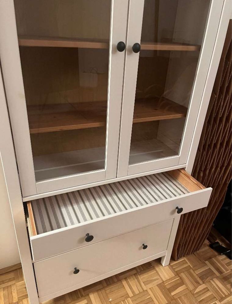 Vitrina IKEA HEMNES branca com 3 gavetas – bem conservada