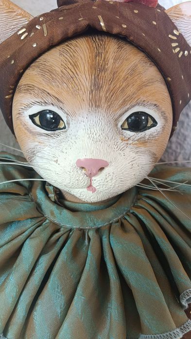 Gatinho lindo vestido de Arlequim em Resina 50cm