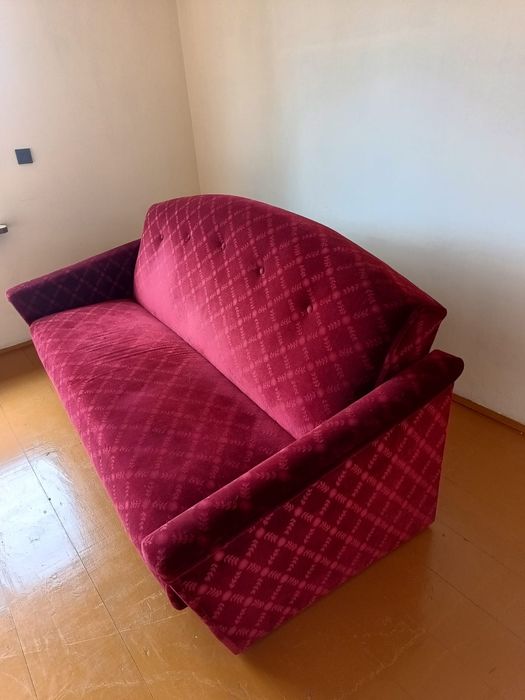 Czerwona rozkładana wersalka