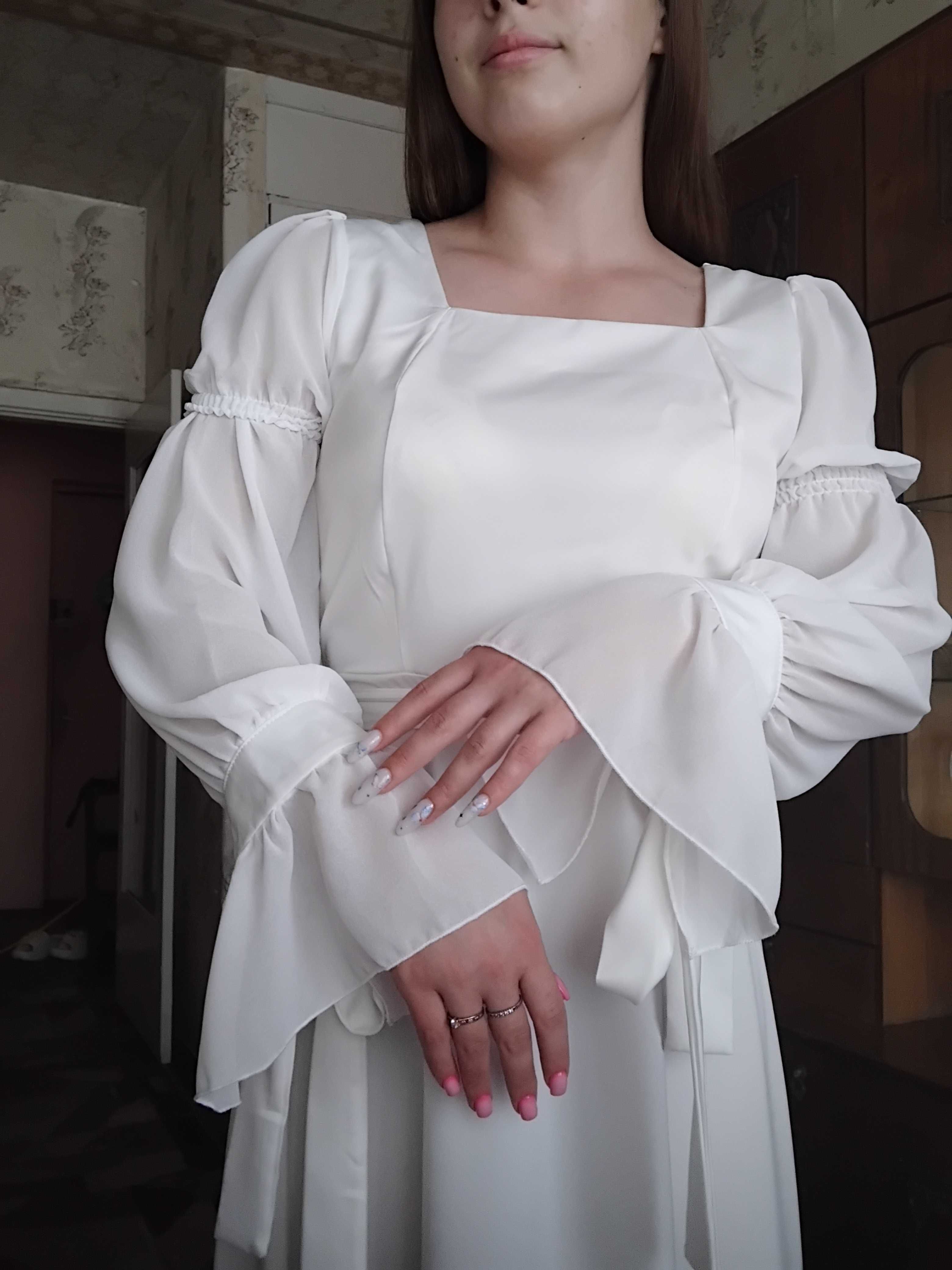 Нова біла сукня максі.