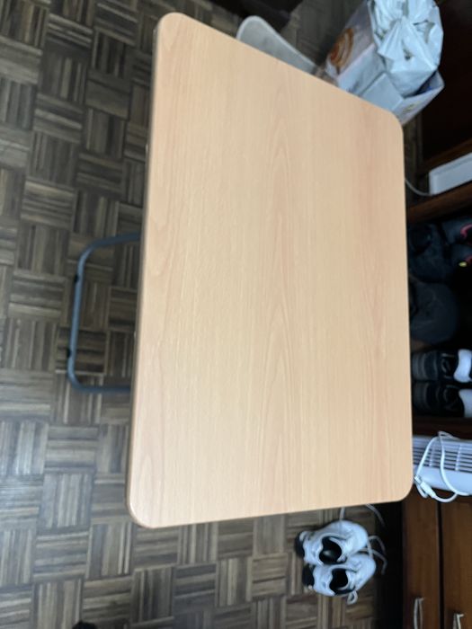 Mesa quadrada em madeira com pes de metal