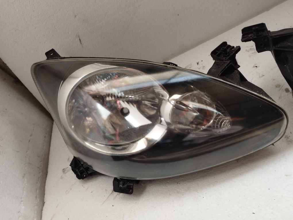 Toyota Aygo 1 lampa przednia przód lewa, prawa