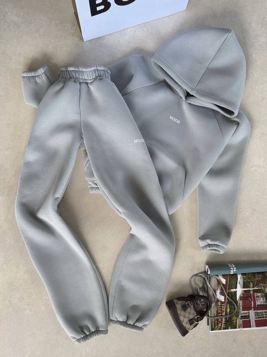 Жіночий спортивний костюм