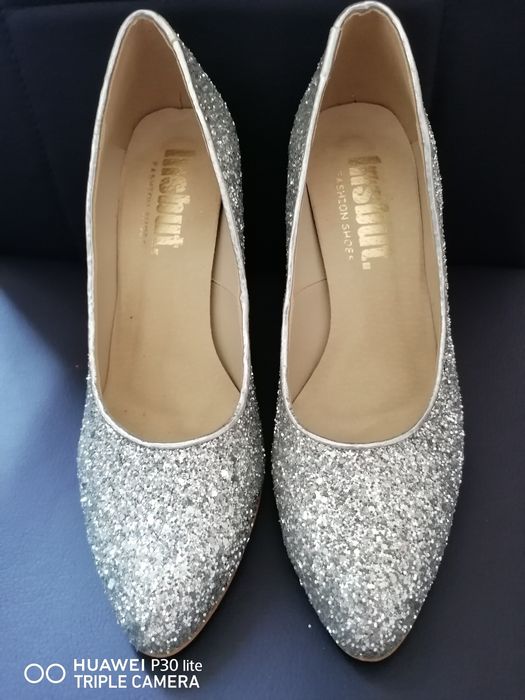 Wyprzedaż szafy Srebrne buty na obcasie, prawdziwa skóra