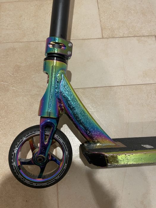 Hulajnoga wyczynowa NKD Fuel V4 rainbow/oil slick