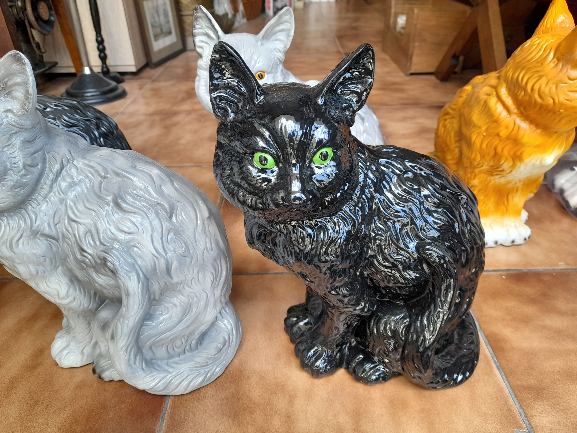 Gatos de louça e cão Doberman - novos super fofinhos em barro