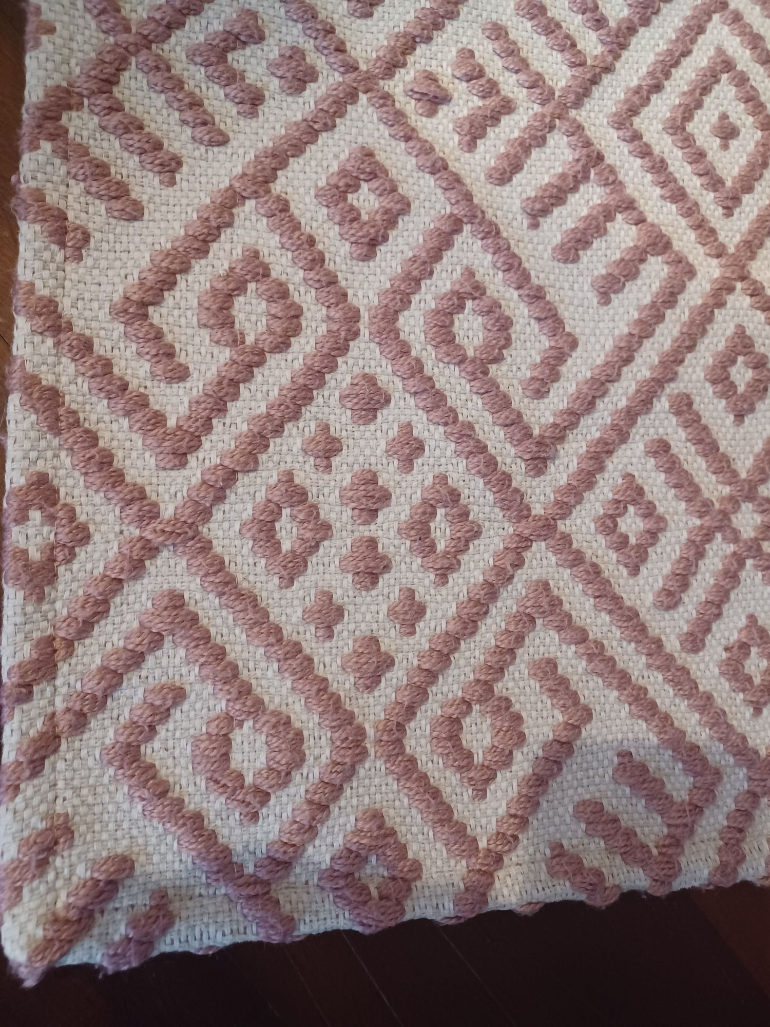 Tapete quarto branco e rosa