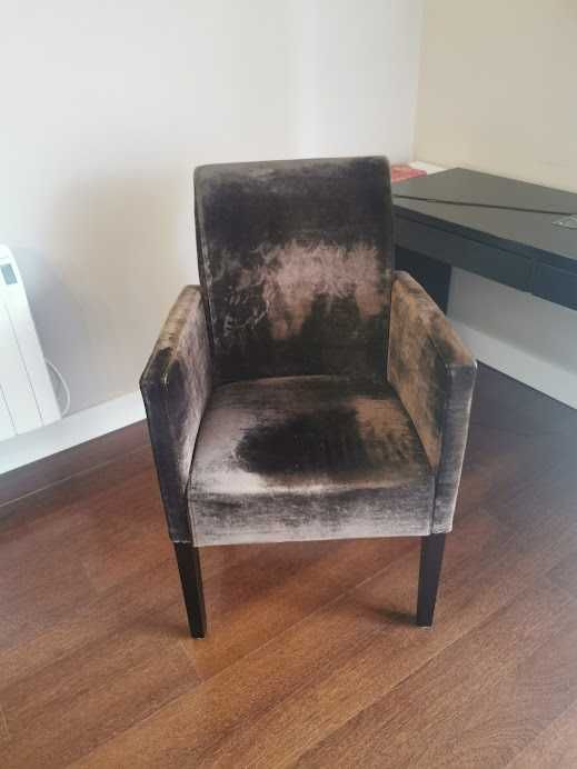 Cadeira castanha em veludo