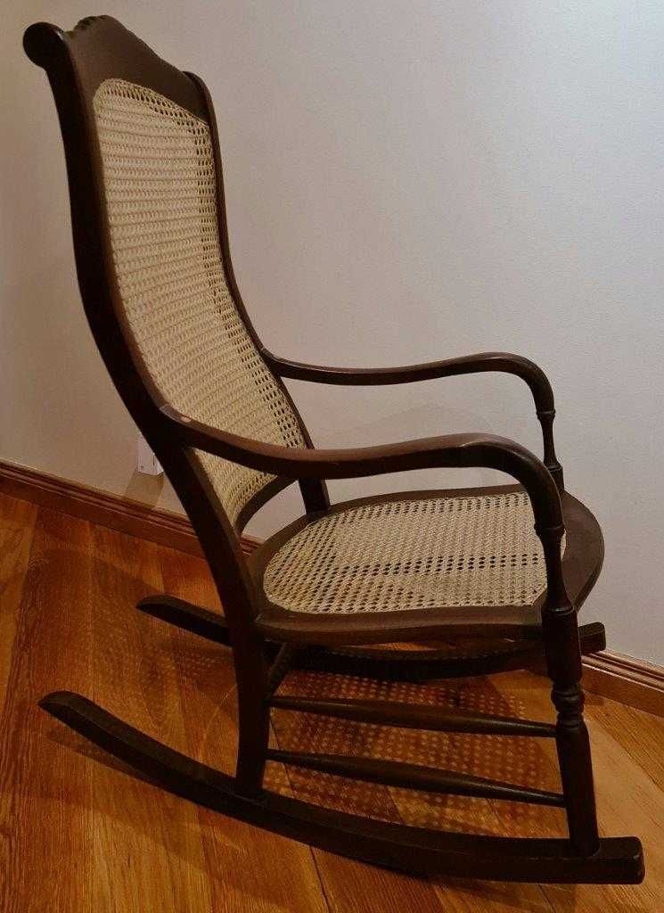 Cadeira de baloiço em madeira e palhinha