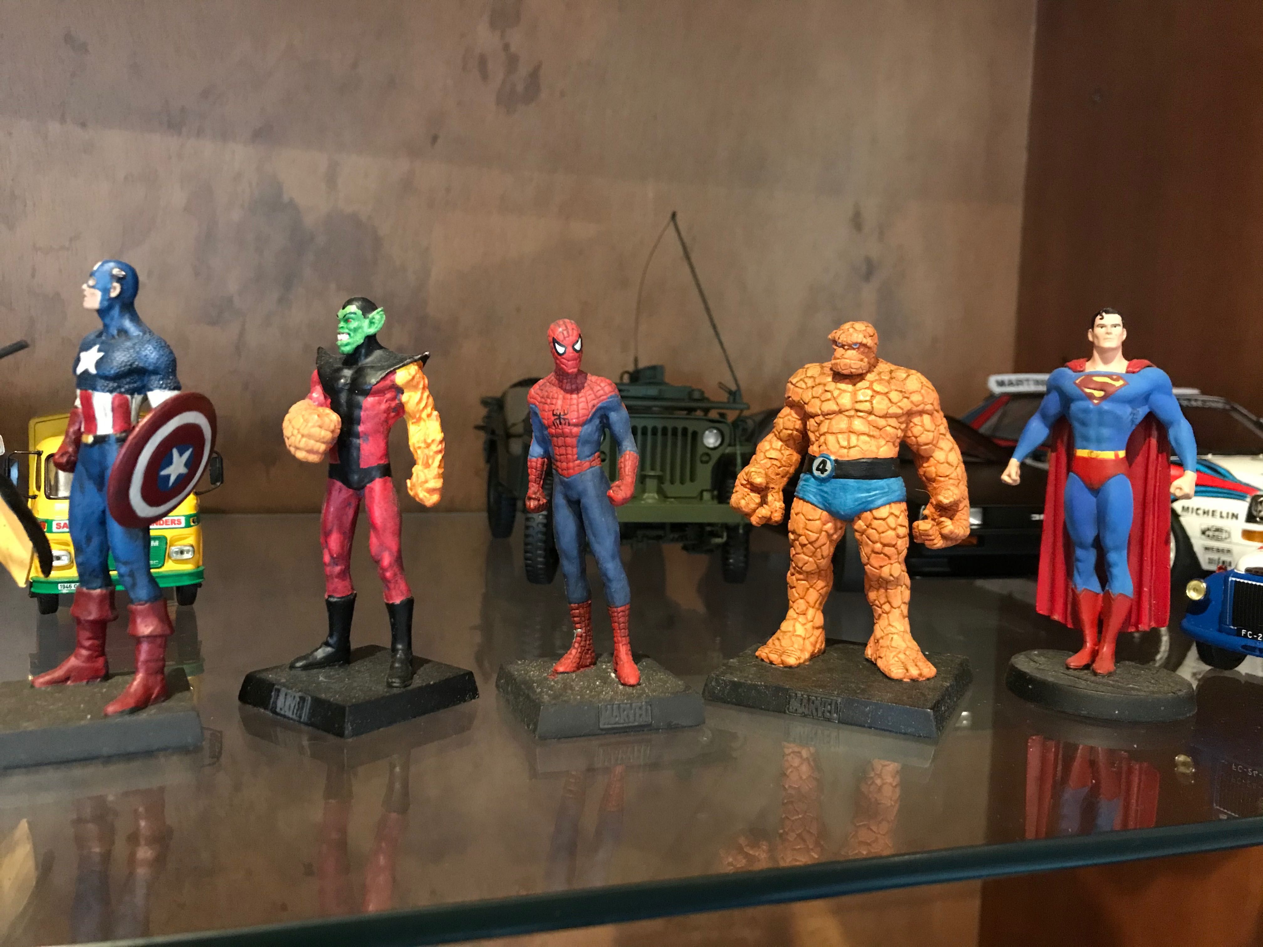 Figuras Dc e Marvel pintadas à mão