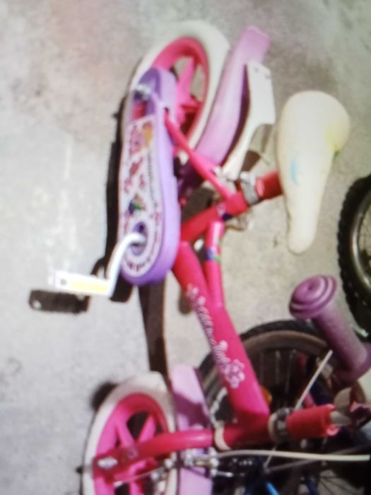 Bicicleta rosa linda em bom estado bem estimada