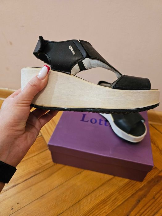 Босоніжки чорні шкіряні