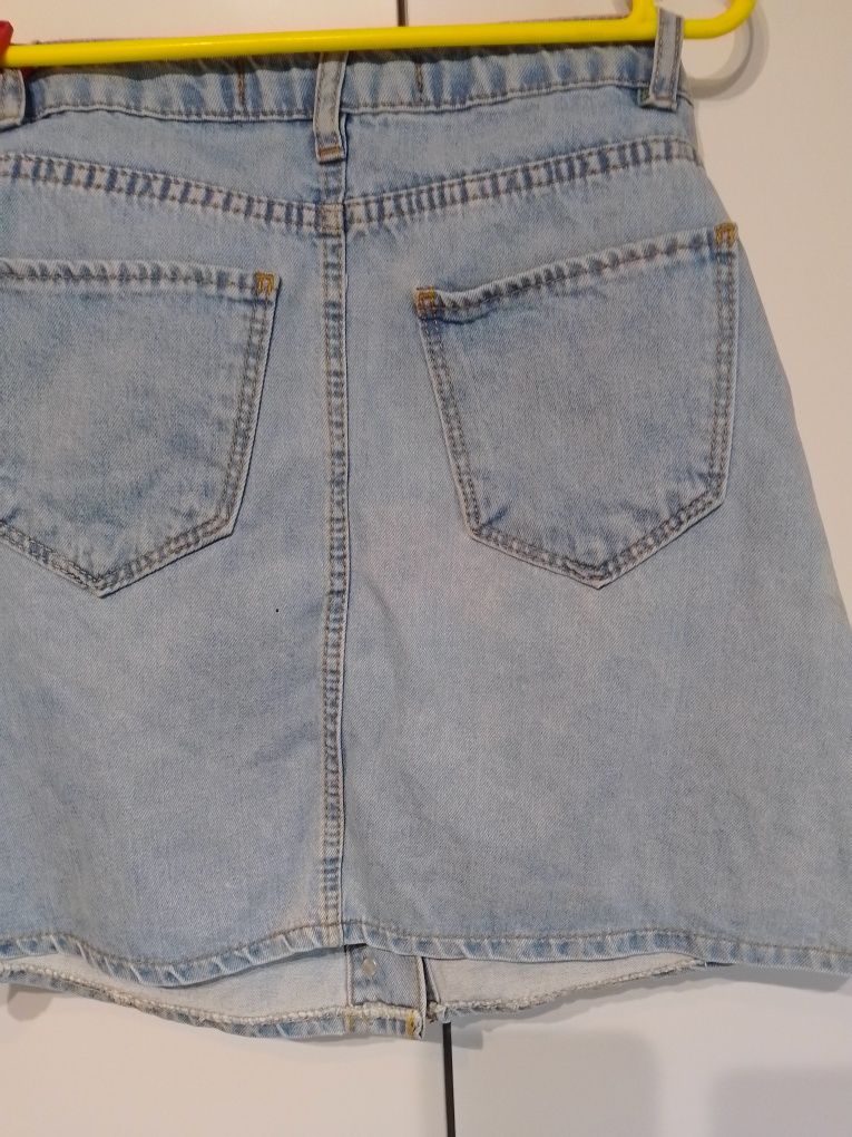 Продам джинсову юбку розмір 36 майже нова зпереду та заду є кармани...