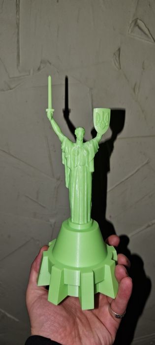 Родина Мать, Батьківщина-мати,светится в темноте