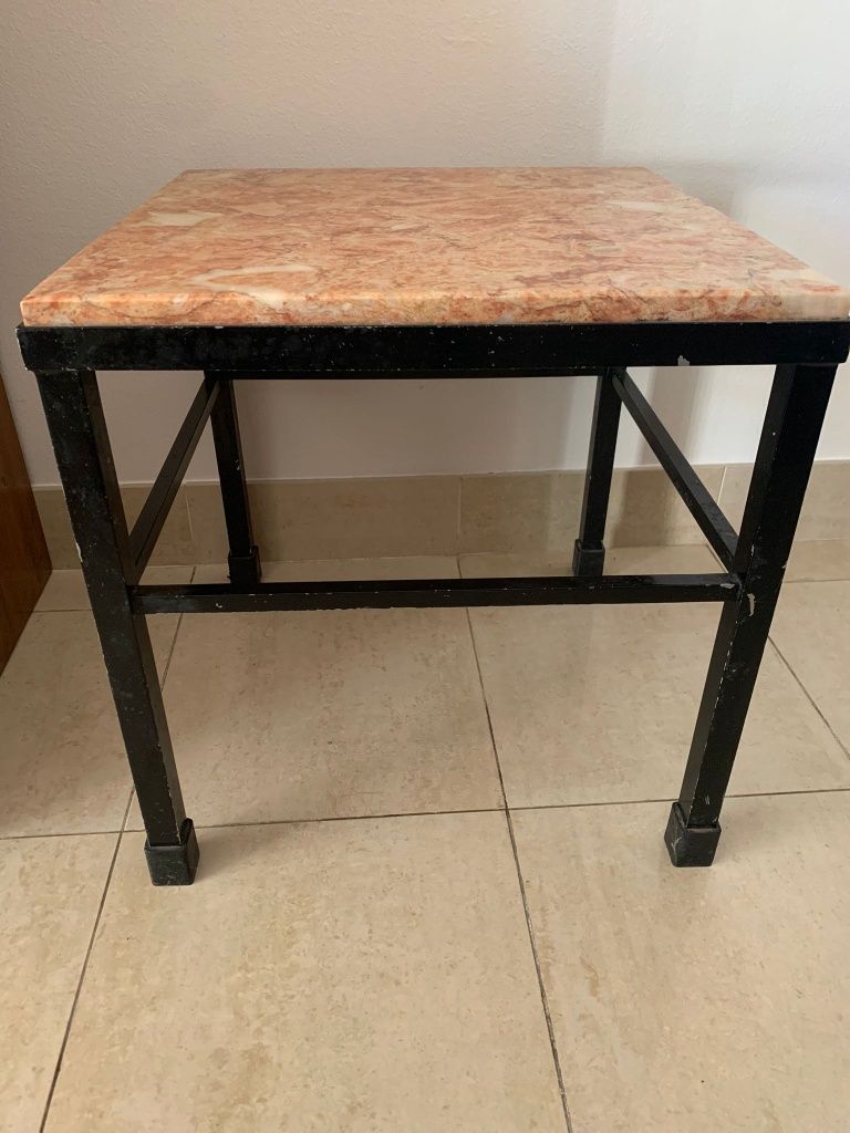 Mesa de apoio com tampo em mármore rosa/ salmão