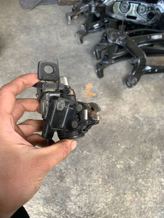 Замок багажника та дверей з ключем  w190 201