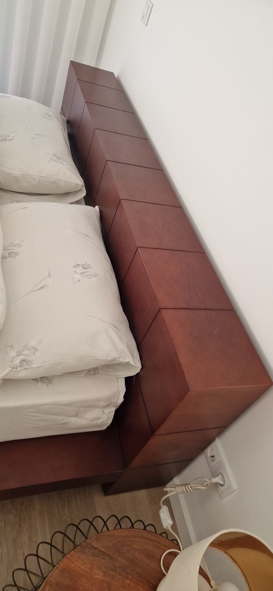 Cama de casal em bom estado