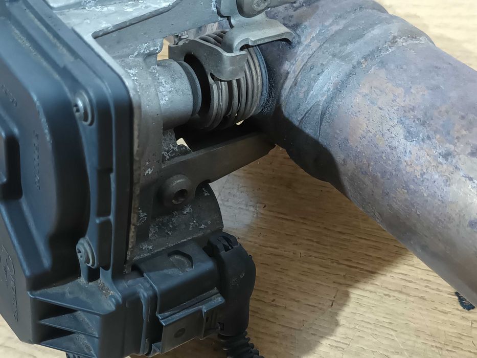 Rura katalizatora kolektora łącznik przepustnica nastawnik Passat B8