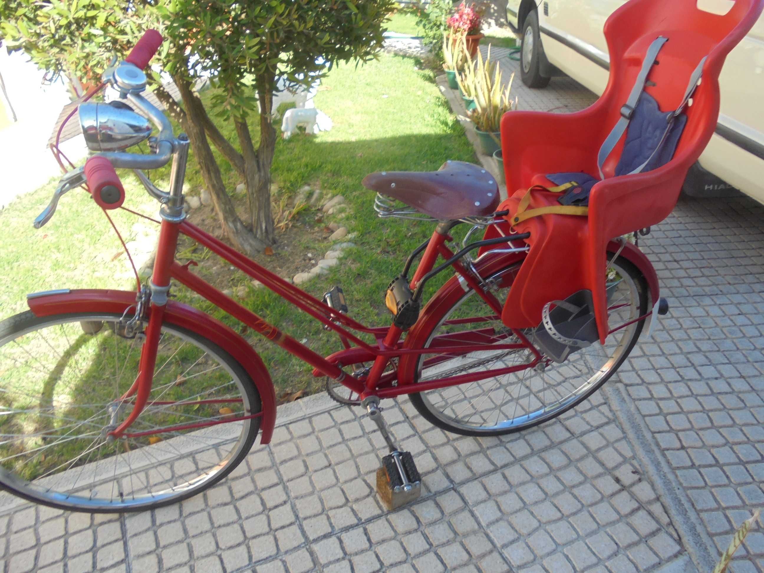 Bicicleta com cadeira infantils