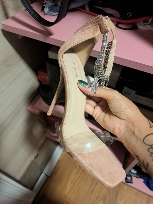 Pudrowe szpilki z łańcuszkami