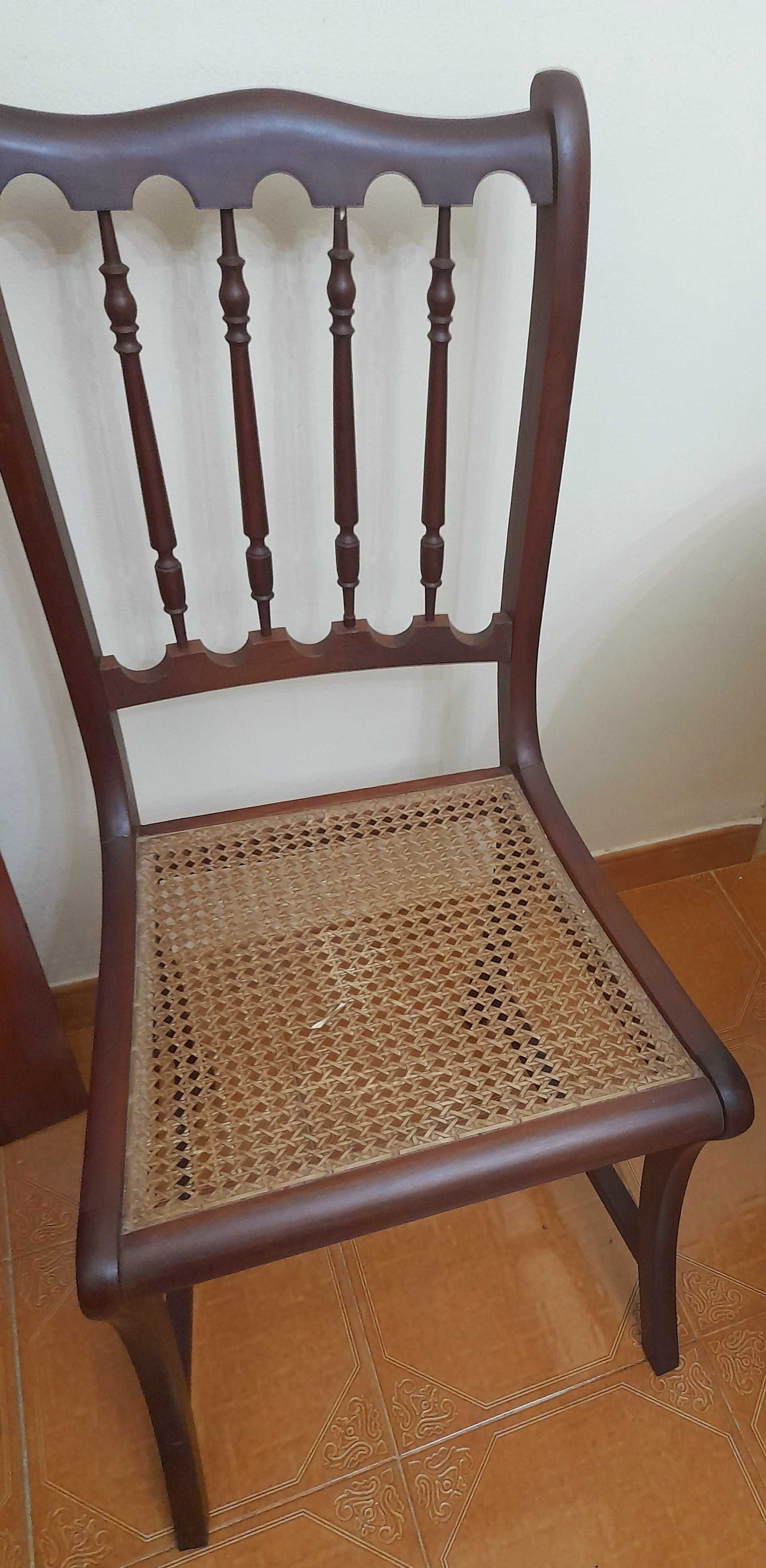 Mesa cadeira quadros