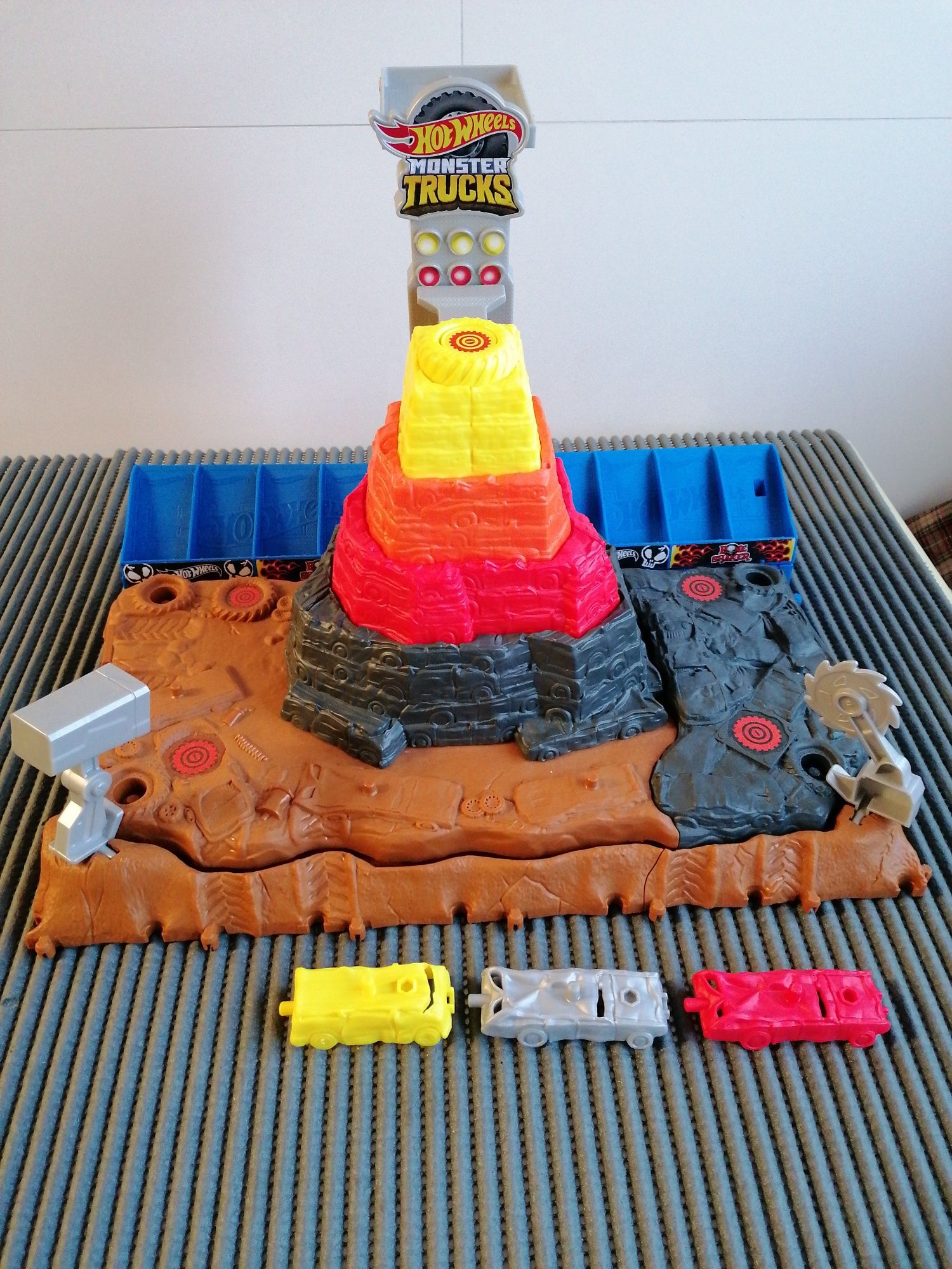 Pista Central para carros Monster Trucks HOT WHEELS 
Pista Central par