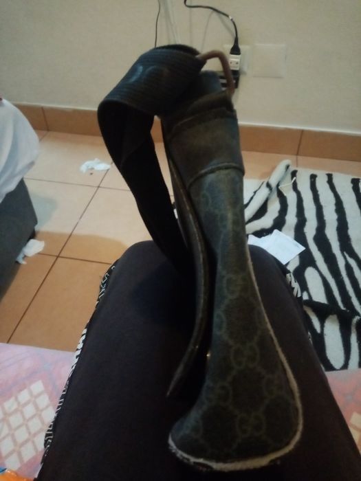 Bolsa em mau estado usado um mês de uso mas de resto tá um pouco rasga