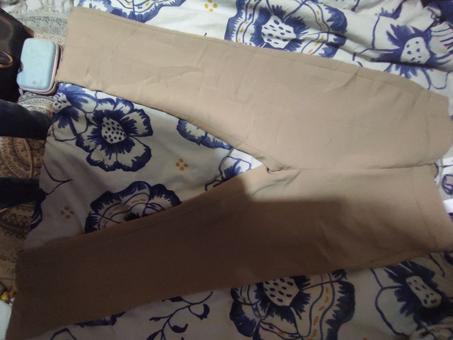 Calça com rachas nas pernas