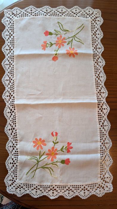 Centro de mesa em linho bordado e renda
