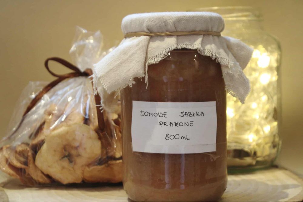 Jabłka prażone z cynamonem domowej produkcji z przydomowego ogródka