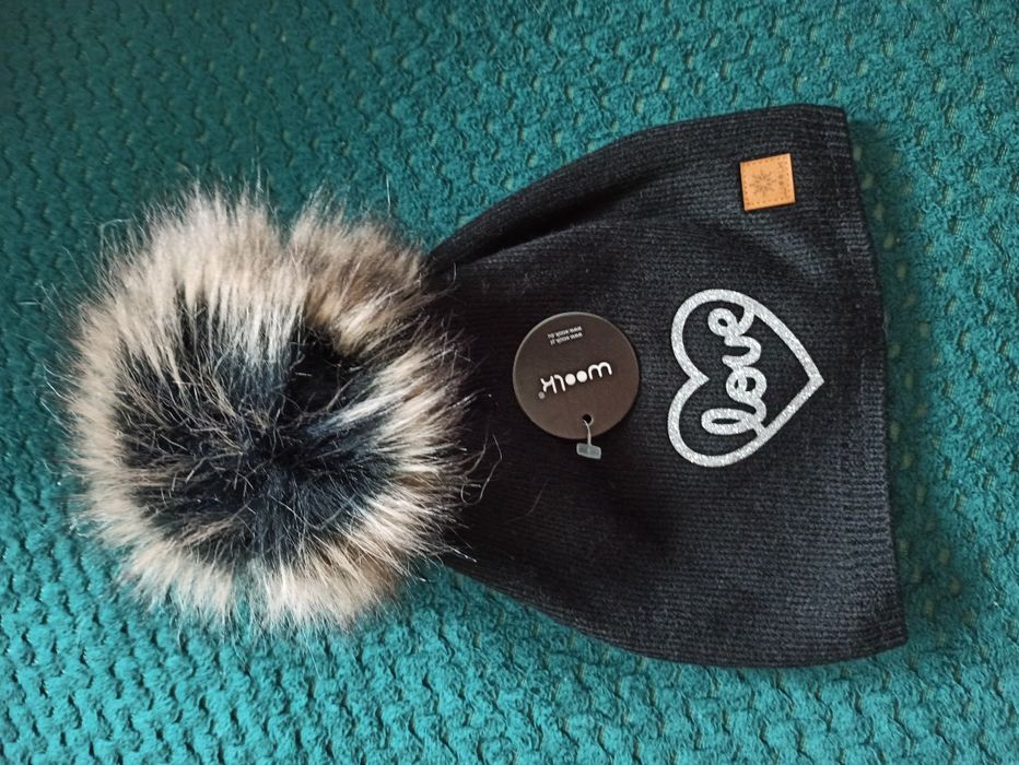 Czarna nowa czapka z pomponem