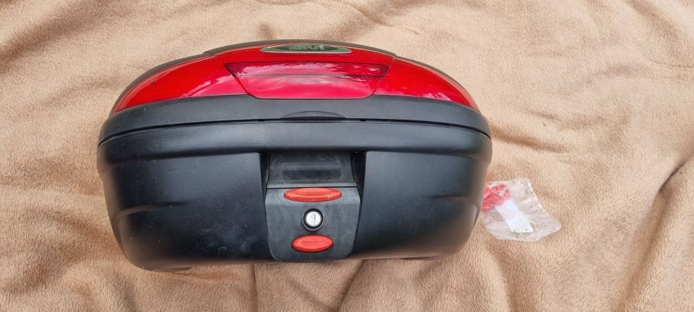 Kufry motocyklowe GIVI centralny boczne klucze led oparcie