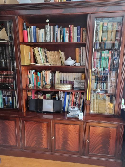 Móvel de sala em madeira maciça