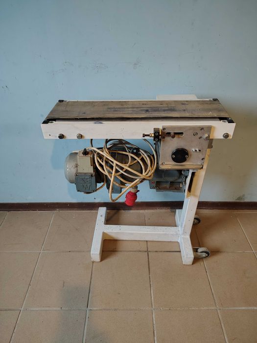 Podajnik - transporter taśmowy.