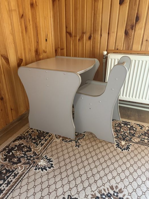 Дитячий столик з кріселком