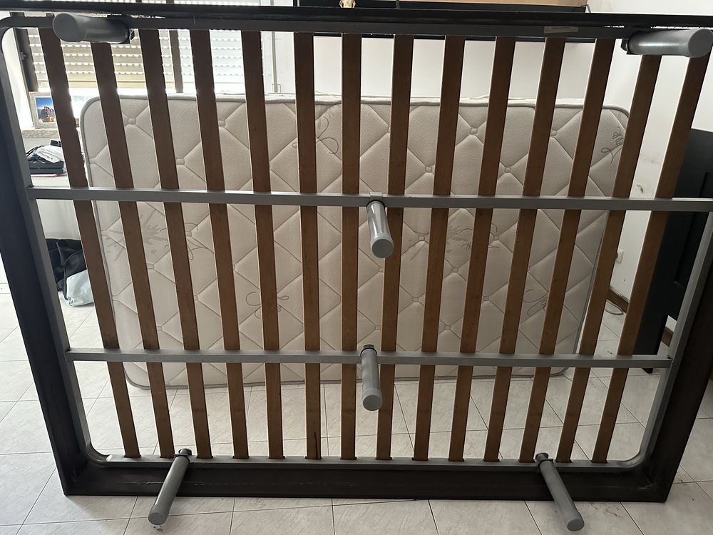 Cama com estrado (colchão extra)
