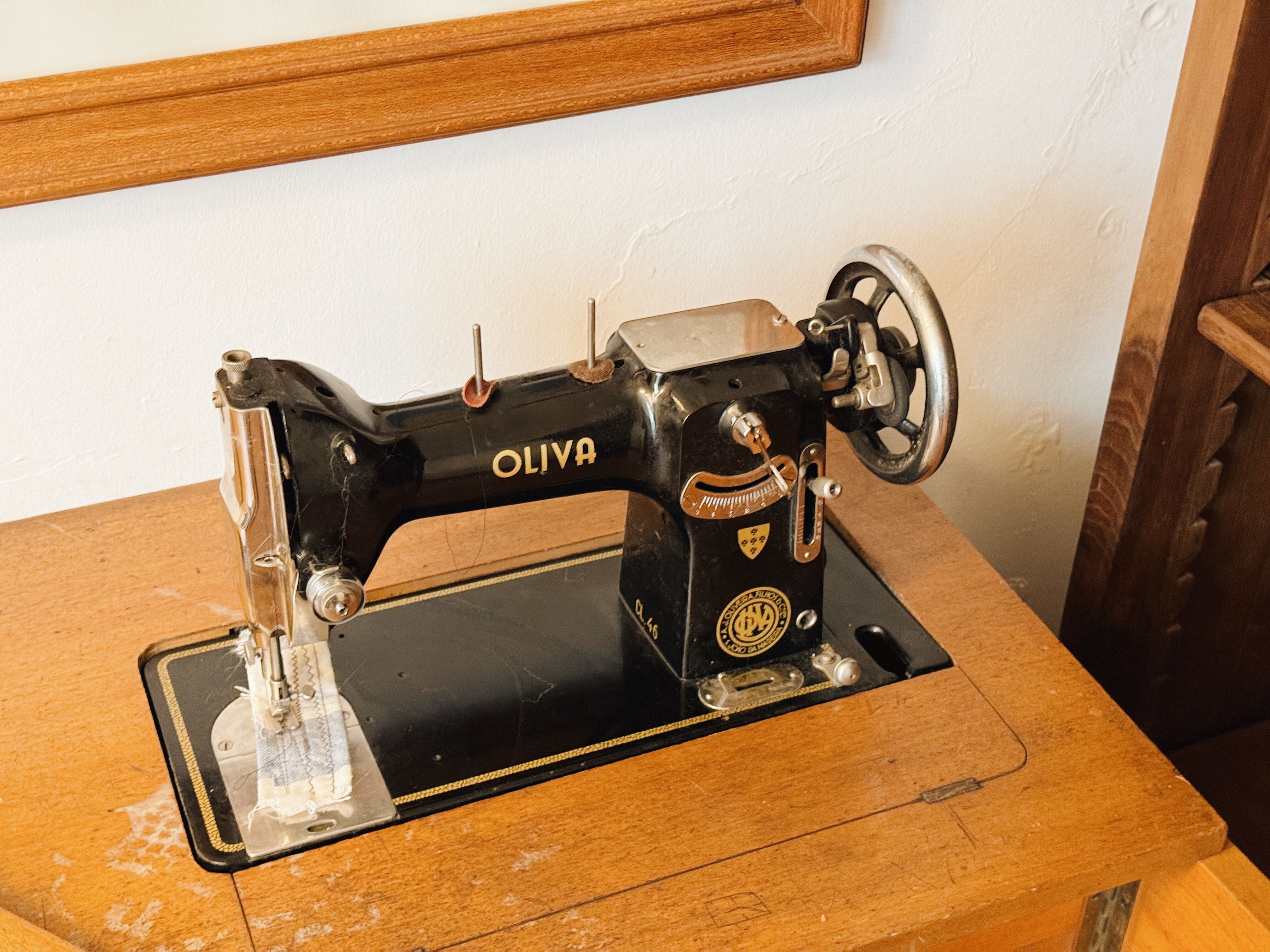 Máquina de costura Oliva com móvel