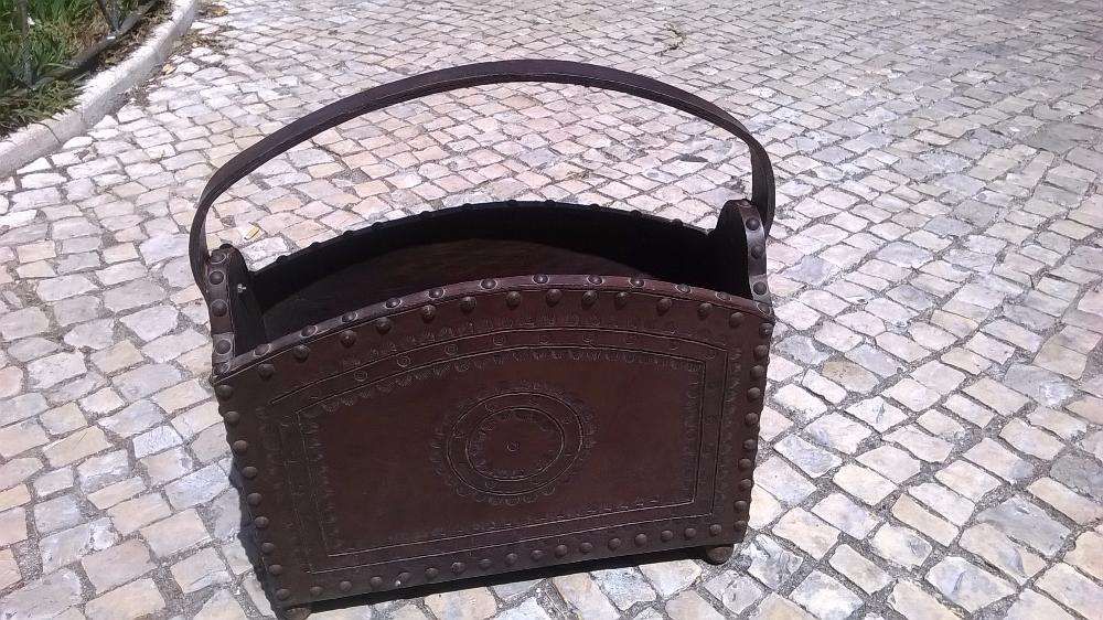 Suporte para Jornais, Revistas, etc. Em Couro (Cabedal). Antigo. Lindo