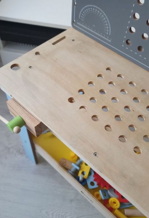 Warsztat dzieciecy z elementami do zabawy